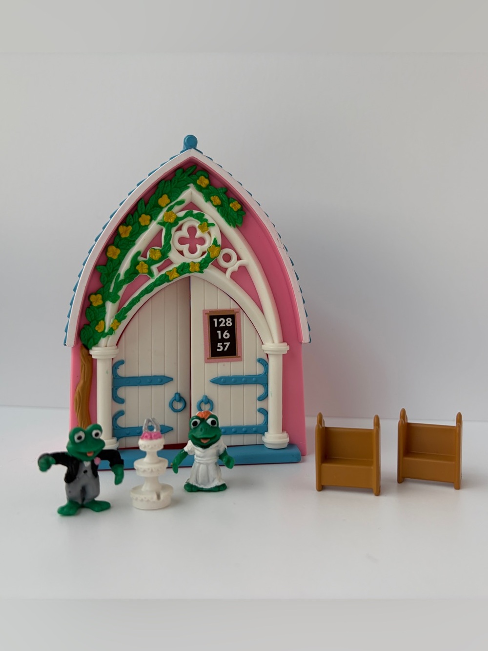 VTG 1995 Vivid Imaginations Teeny Weeny Chapel Frog Families Play‎ Set